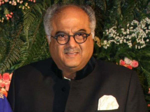 లివింగ్ రూమ్‌లో క్రికెట్ చూస్తూ