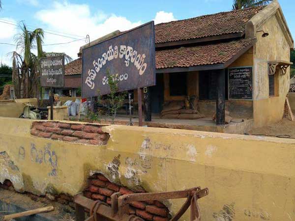 Megastar Chiranjeevi appreciates Rangasthalam Set creators