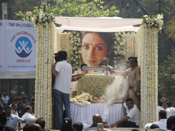 సాఫీగా అతిలోక సుందరి అంత్యక్రియలు 