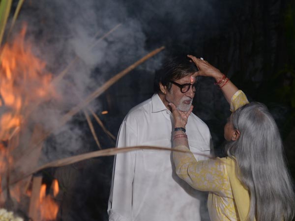  తిలకం దిద్దుతున్న జయా