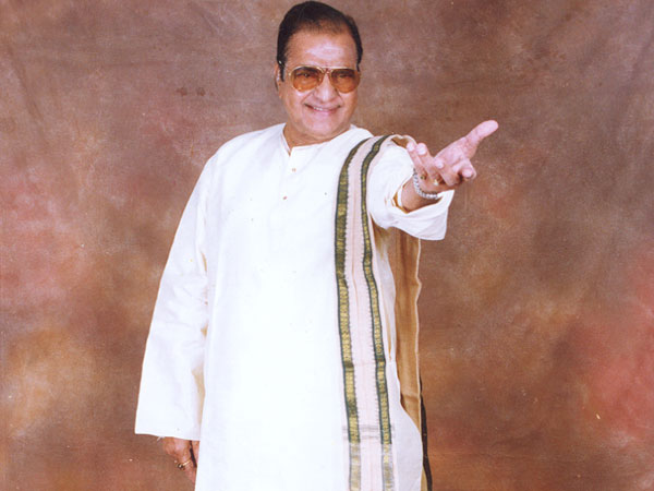 ప్రపంచమంతా ఆయనవైపు