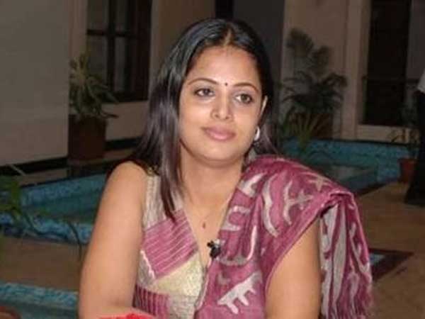 ఇద్దరు మహిళల సాయంతో