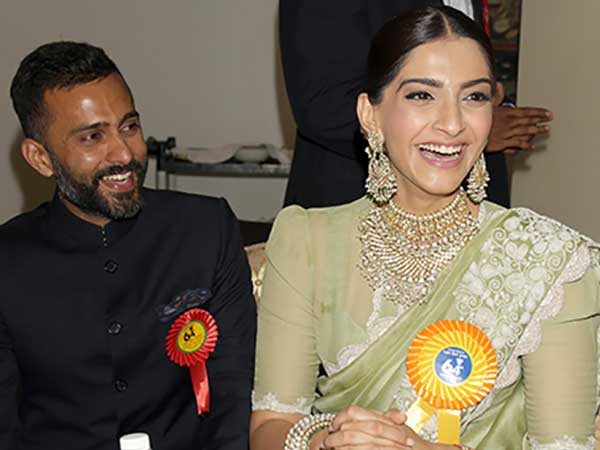  వెడ్డింగ్ ఔట్‌ఫిట్స్ డిజైన్ చేసేది