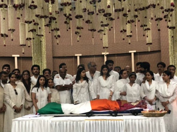 అంత్యక్రియల్లో పాల్గొన్న నిర్మాత 