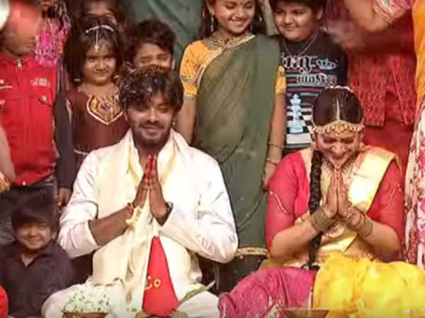  అక్షింతలు వేసి దీవెనలు