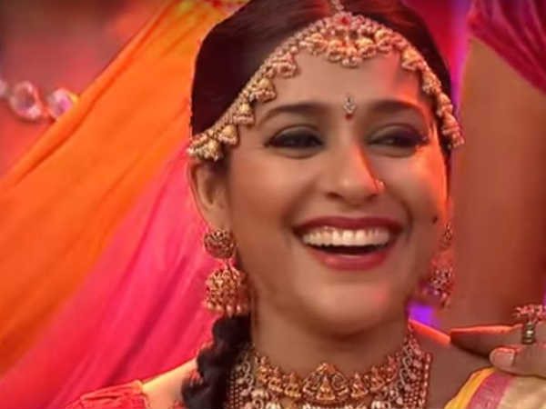  పెళ్లికూతురుగా రష్మీ