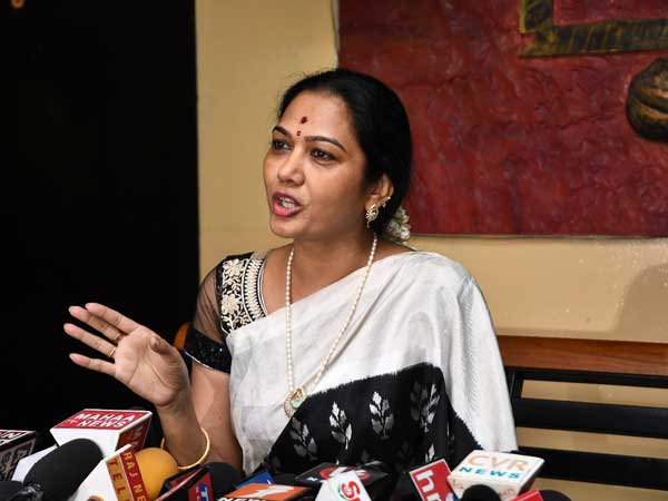 డాష్ ముండలు లేరా అన్నాడు