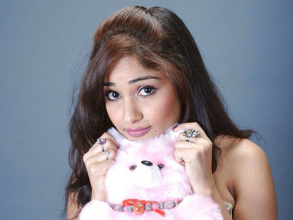 మాధవీలత సంచలన నిర్ణయం 