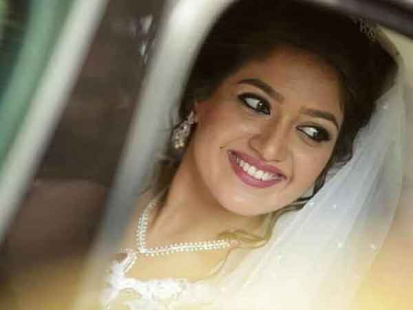 చర్చిలో మ్యారేజ్ అనంతరం మతపెద్ద ఎదుట ప్రమాణం చేస్తున్న మేఘన, చిరంజీవి