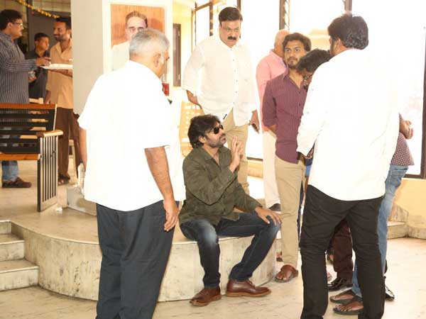 ఒక అడుగు ముందుకేసిన పవన్..