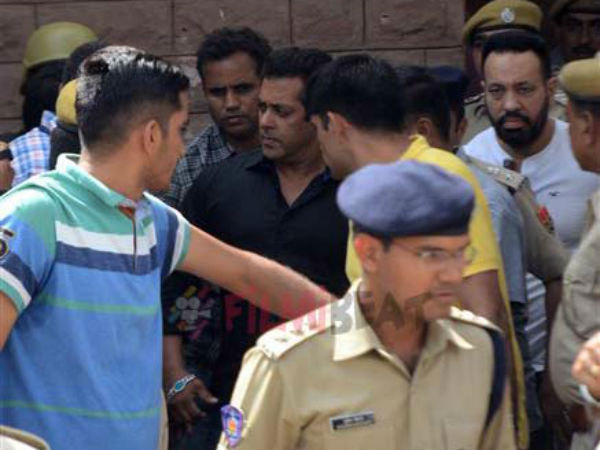 జైలు ఎదుట భారీగా అభిమానులు