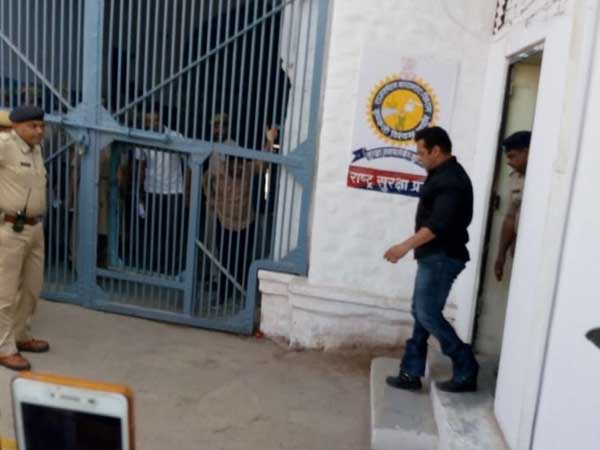 సాధారణ ఖైదీలానే