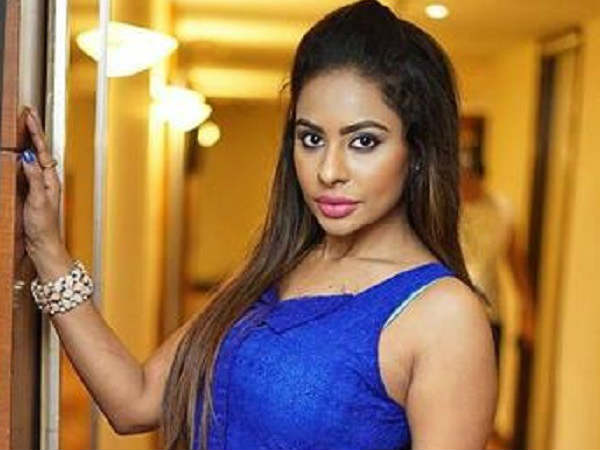 మానాలు నలిగిపోతున్నాయి