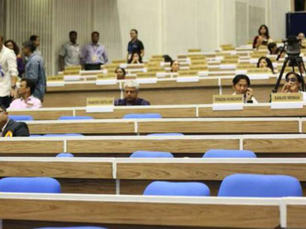 డమ్మీలతో సీట్లను నింపిన వైనం