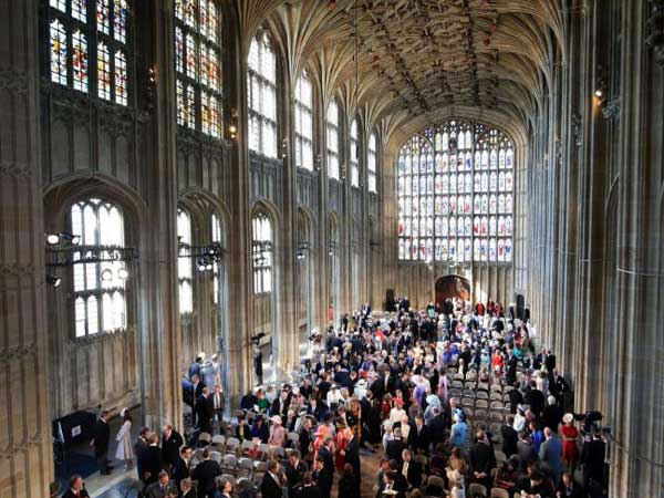  చిరునవ్వులు చిందిస్తూ