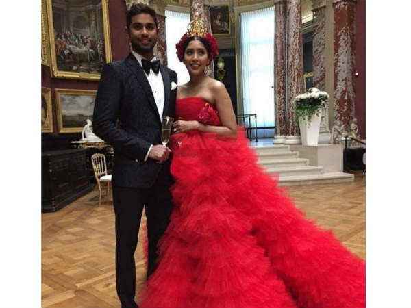 ఎరుపు రంగు గౌన్‌లో శ్రియా