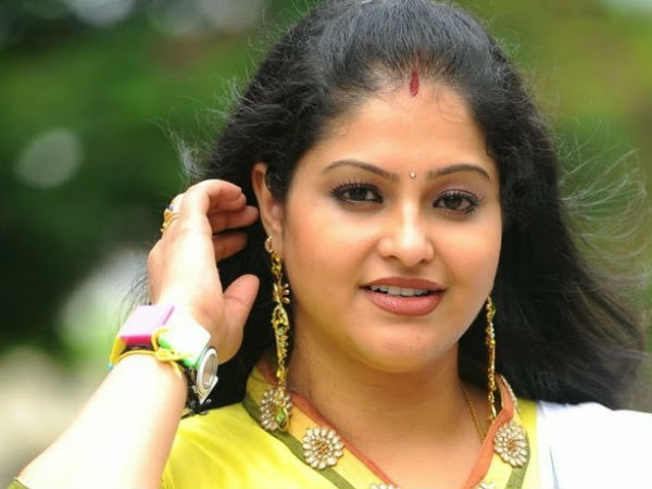 సీనియర్ నటి రాశి పేరు కూడా