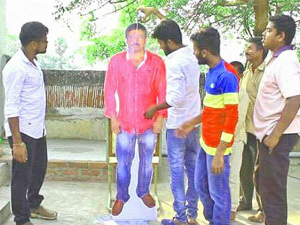 రాంగోపాల్ వర్మ కటౌట్‌కు పాలాభిషేకం