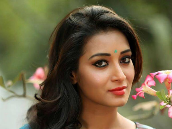 అక్కడ చేయి పెట్టాడు 