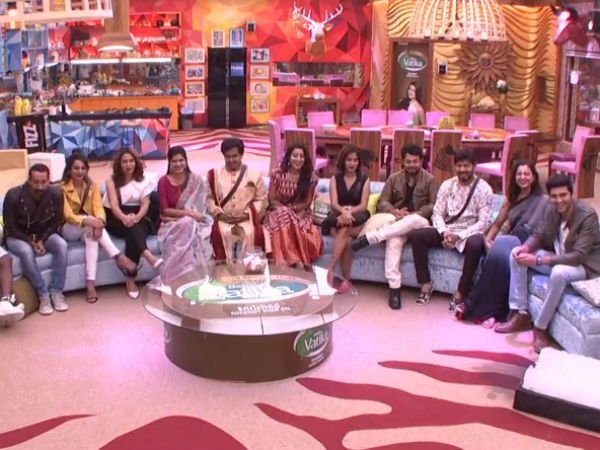 సభ్యులతో ఆటపాట