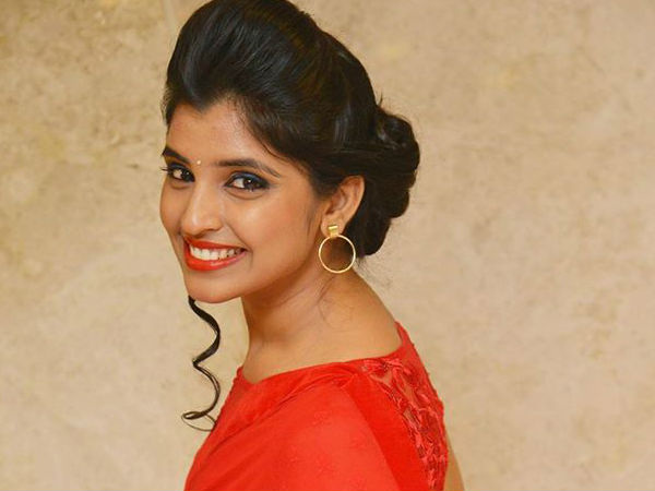 నిమ్మకాయ పిండుతుంటే