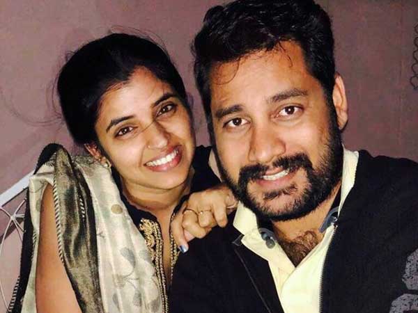  శ్యామల తండ్రి చిన్నపుడే పోయారు, తల్లి కాశీకి వెళ్లింది