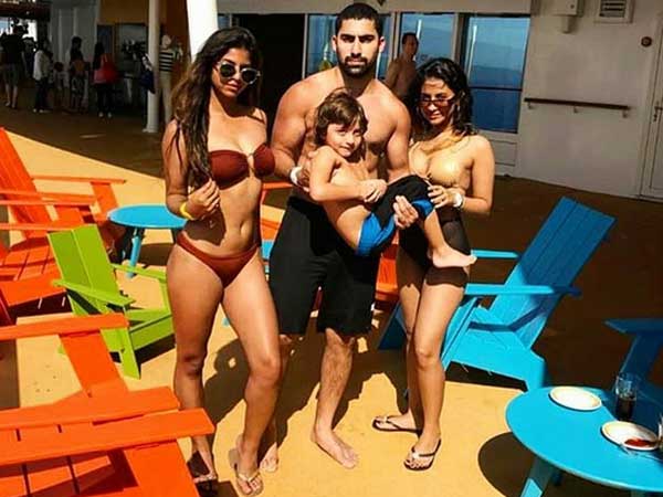  బికినిలో అందాలు