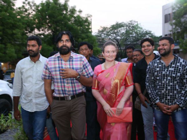 సతీమమేతంగా హాజరైన పవన్ కళ్యాణ్