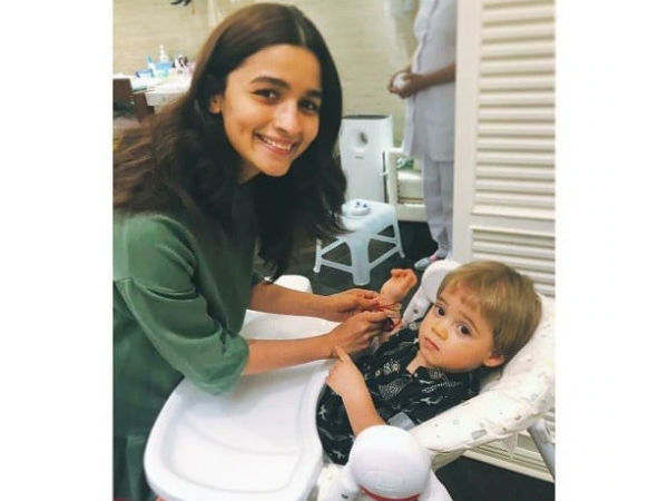 రాఖి కడుతూ