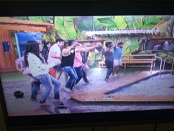 వానలో పాటలకు డ్యాన్స్