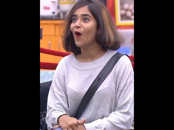 కారు టైరు మార్చిన లేడీస్