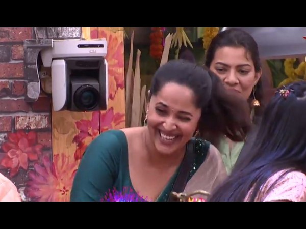 అనసూయ మెహందీ పెట్టి..