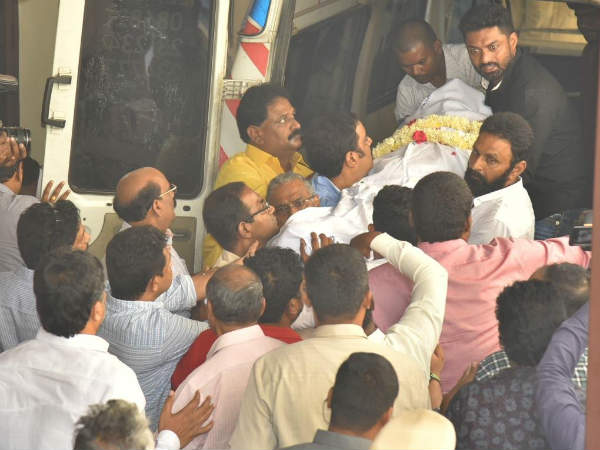 తండ్రిని మోస్తూ