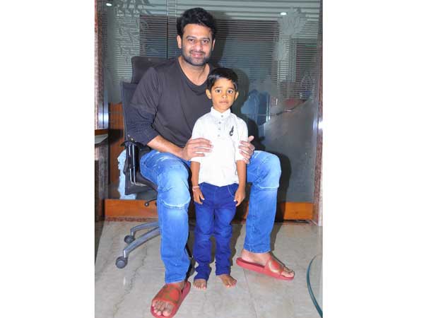 అభిమానితో ప్రభాస్