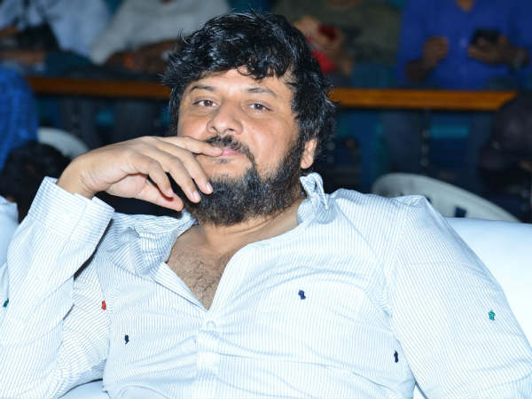  నవ్వుతూ కనిపిస్తాడు