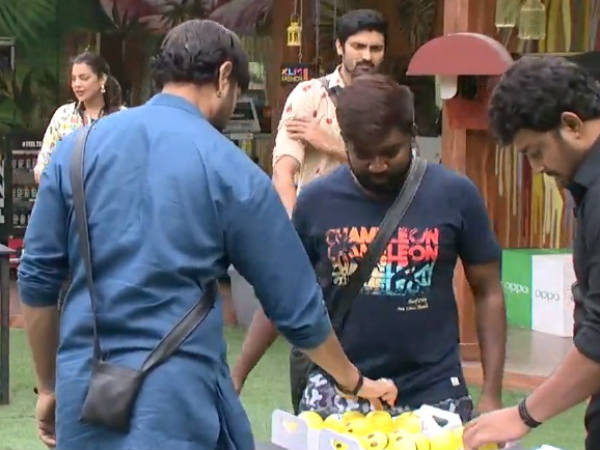  లగ్జరీ బడ్జెట్ టాస్క్-ఒకరి నోటి నుండి ఒకరి నోట్లోకి బాల్స్