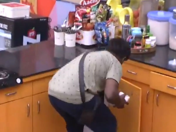 రోల్ రైడాను మానసికంగా బ్లాక్ మెయిల్