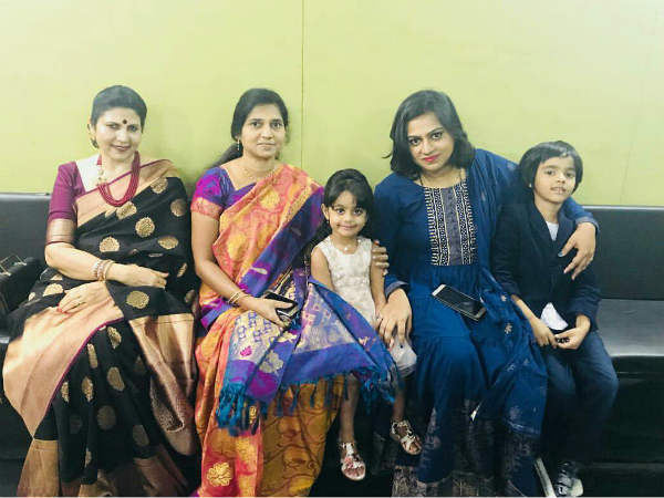 వేదిక వద్దకు సెలబ్రిటీల ఫ్యామిలీ