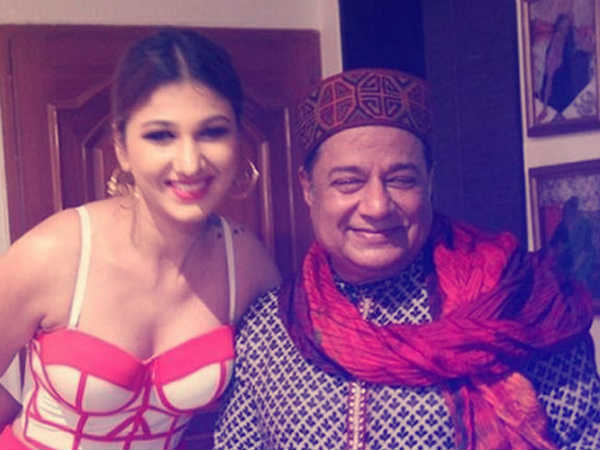 ముసలాడితో రాసలీలలు.. ఆయనతో నేను పడుకోలేదు అంటున్న గాయని!