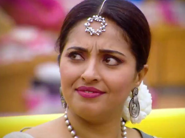 చిరునవ్వుతో ముంతాజ్ బయటకు