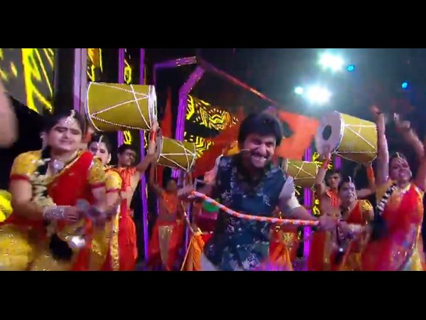 వేదికపై గణపతి ఊరేగింపు