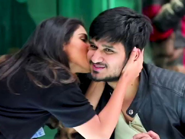 సంయుక్త ముద్దు పెట్టడంపై