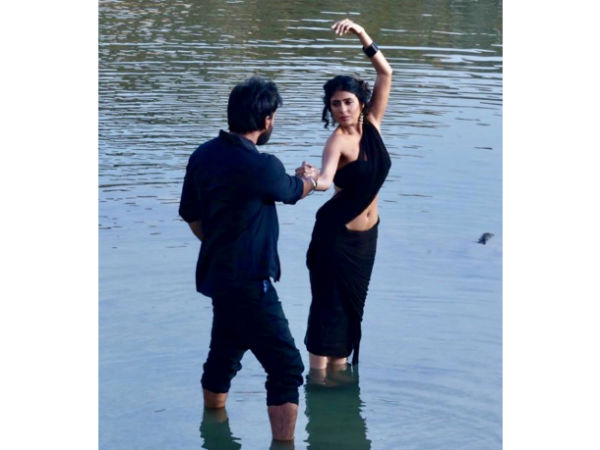 టెమ్ట్ చేసే విధంగా ఉన్న ఫోటోస్