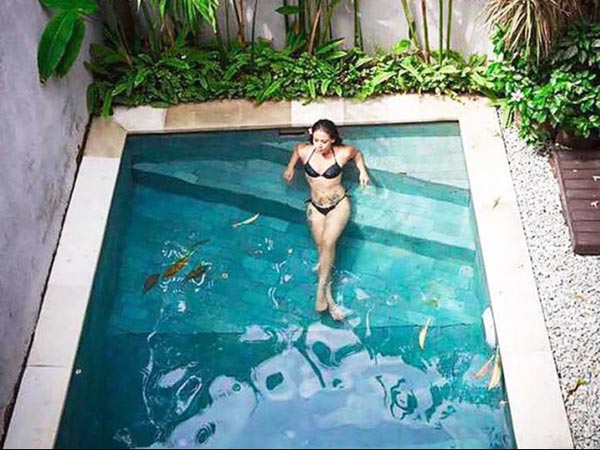 ఖరీదైన విల్లాలో చిల్ అవుతూ...