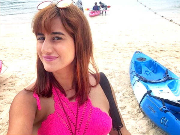 స్కర్ట్ పైకి లేపమని