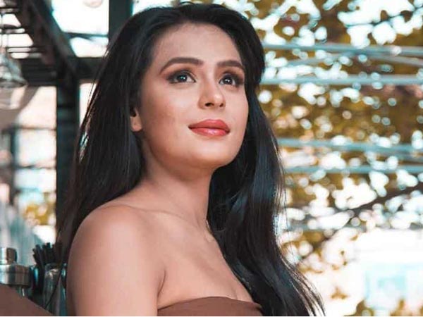 బలవంతంగా క్రీమ్ పూశాడు