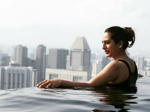 బాత్రూం టవల్ చుట్టుకొని అందంగా