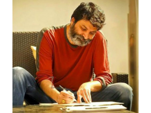 త్రివిక్రమ్ చేతిలో రైఫిల్ మాదిరిగా