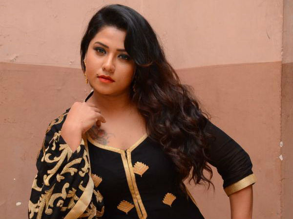 విమానాశ్రయంలో అసభ్యంగా