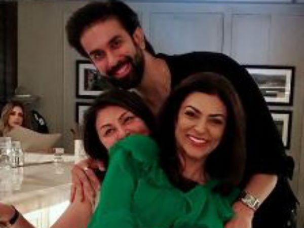 తల్లి, సోదరుడితో కలిసి